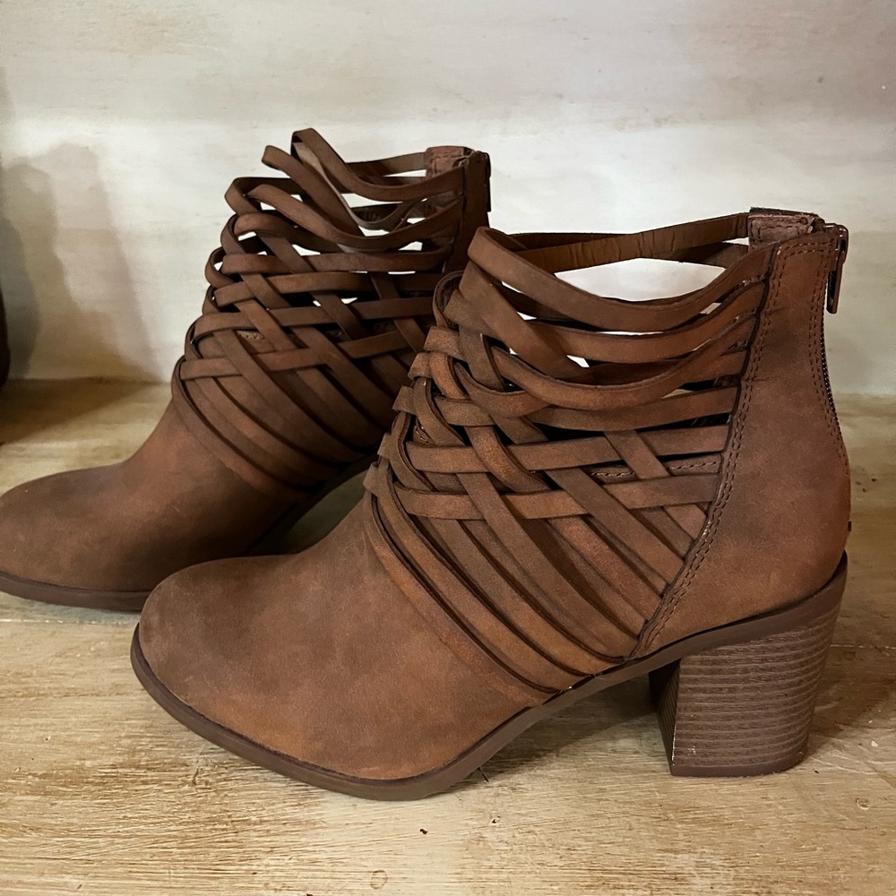 Slightly worn Arizona booties size 9.